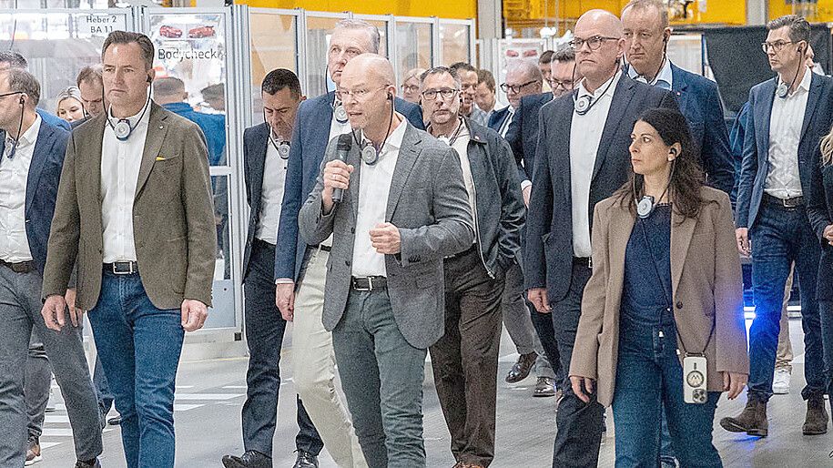 Hoher Besuch aus Wolfsburg: VW-Markenvorstand Thomas Schäfer (vorne links), Gesamtbetriebsratsvorsitzende Daniela Cavallo (vorne rechts) sowie links hinter ihr Werksleiter Enno Fehse und Emdens Betriebsratschef Manfred Wulff. Foto: Volkswagen AG