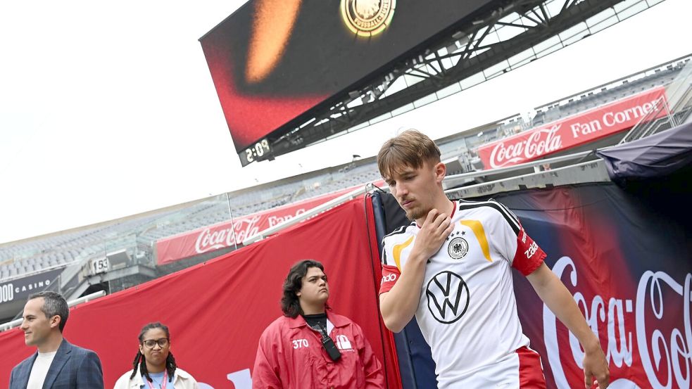 Lennart Karl betritt das Soldier Field in Chicago. Foto: Federico Gambarini/dpa