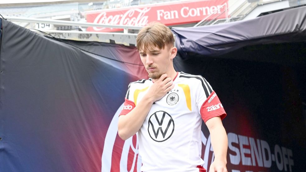 Da war noch alles gut: Lennart Karl betritt vor dem verhängnisvollen Training das Soldier Field Stadium. Foto: Federico Gambarini/dpa