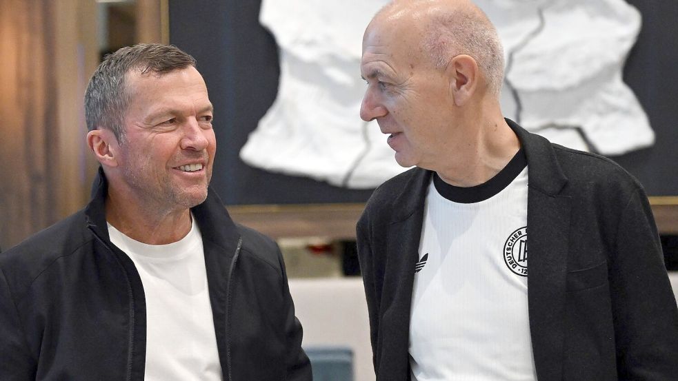Lothar Matthäus und Bernd Neuendorf sprechen bei einer Veranstaltung in Chicago. Foto: Federico Gambarini