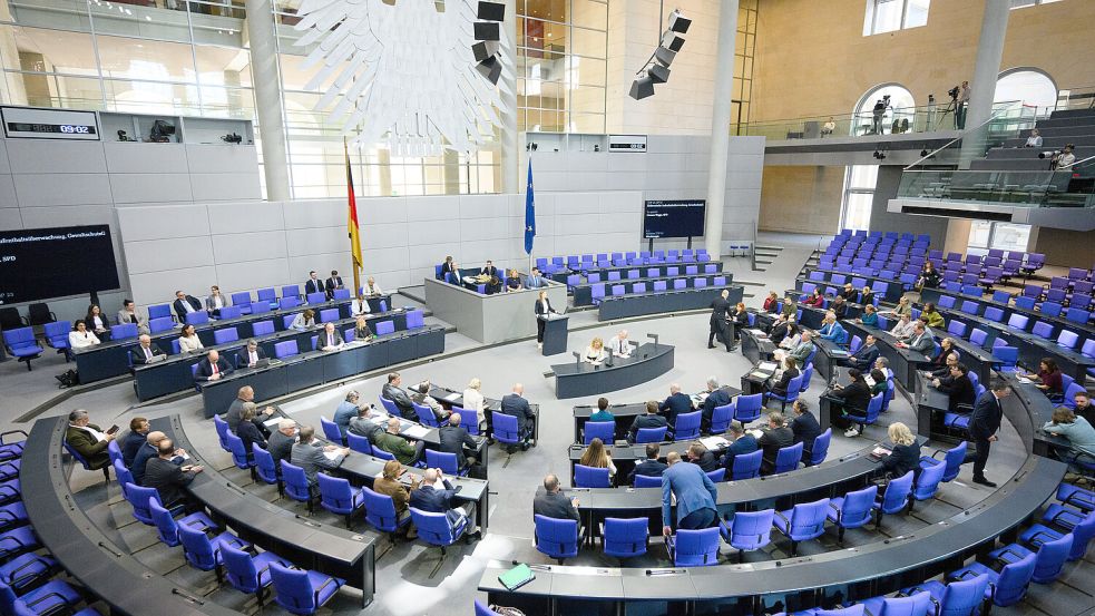 Abgeordnete erhalten vergleichsweise hohe monatliche Bezüge und eine eigene Altersentschädigung, um ihre Unabhängigkeit zu sichern. Foto: dpa/Bernd von Jutrczenka