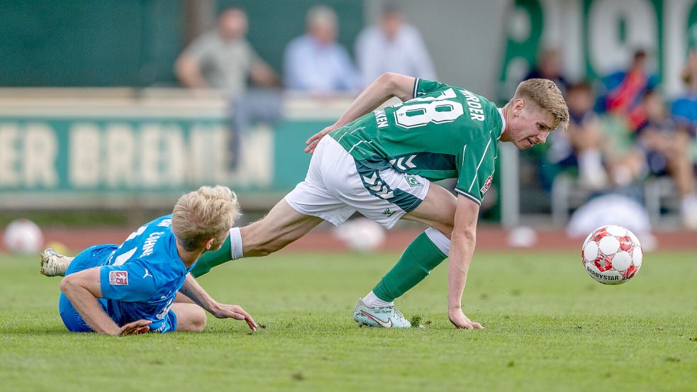 Jannes Warnken (rechts) spielte seit der Kindheit für den SV Werder. Foto: Imago