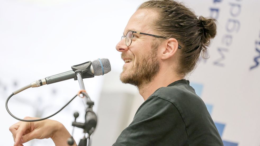 Buchautor Arne Semsrott las zweimal in Magdeburg. Sowohl das Kulturzentrum Moritzhof als auch die Zentralbibliothek waren ausverkauft. Foto: Peter Gercke