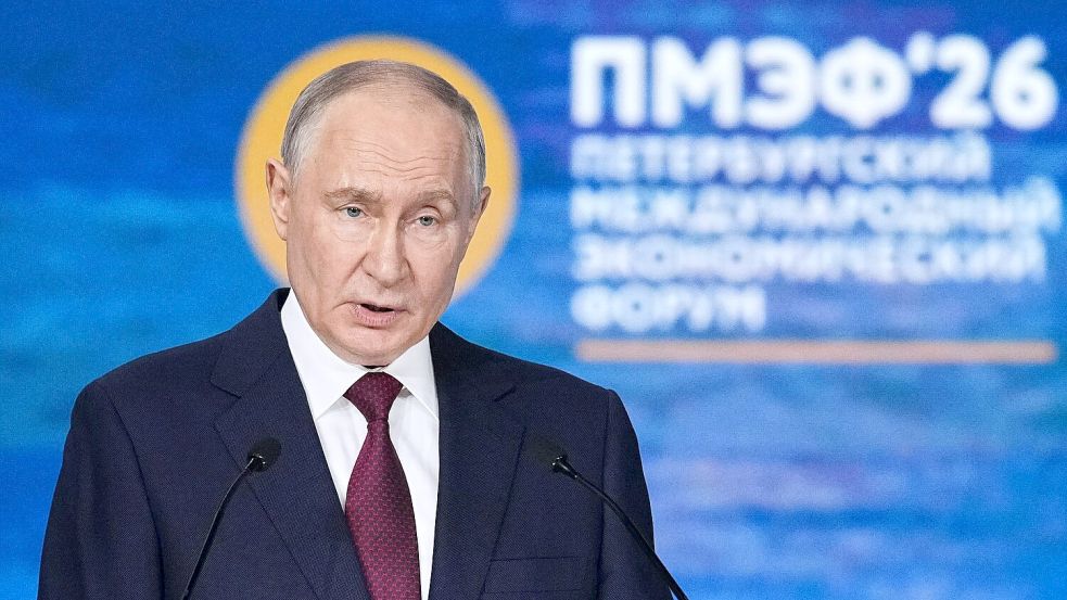 Kremlchef Wladimir Putin lehnte beim Wirtschaftsforum das Angebot des ukrainischen Präsidenten Wolodymyr Selenskyj zu einem Treffen für direkte Friedensgespräche ab. Foto: Dmitri Lovetsky