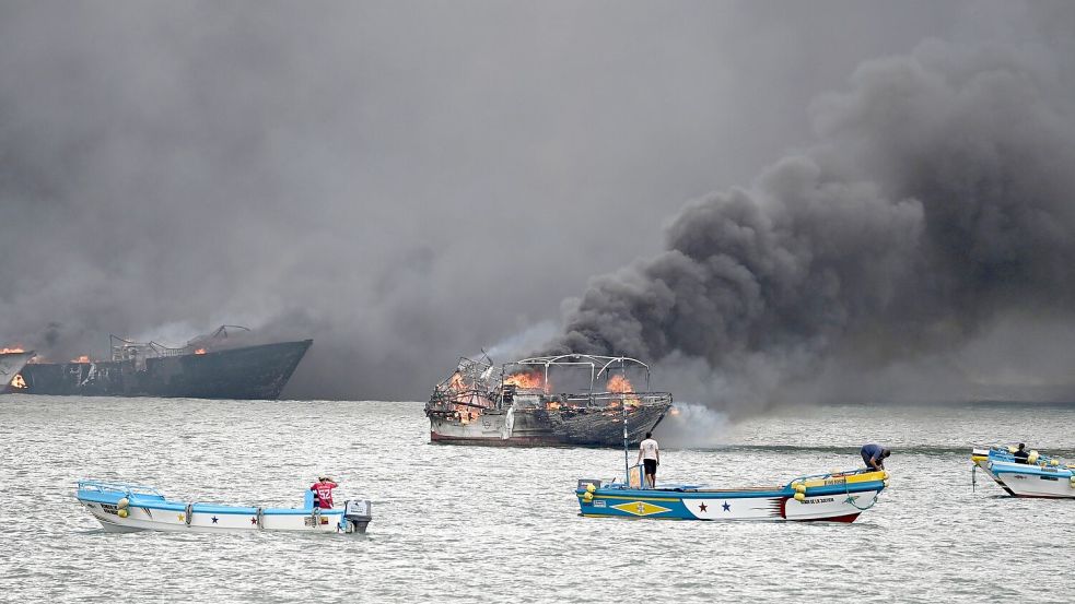 Im Hafen von Manta stehen mehrere Fischerboote in Flammen. Foto: Ariel Ochoa