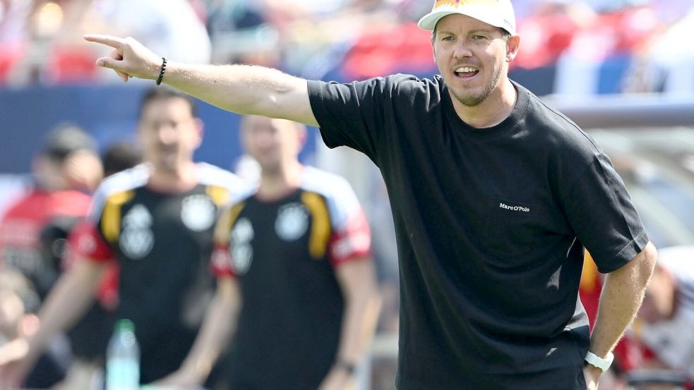 Julian Nagelsmann gibt Anweisungen bei der WM-Generalprobe der Nationalmannschaft. Foto: Federico Gambarini/dpa