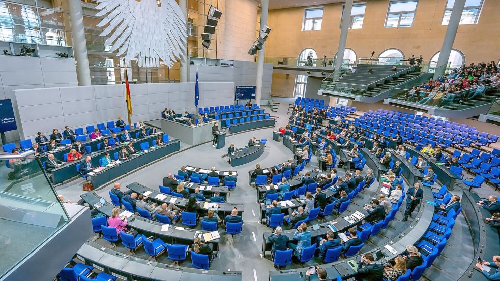 Der Bundestag zählt heute 630 Abgeordnete - dabei wollen Union und SPD es belassen. (Archivfoto) Foto: Michael Kappeler/dpa