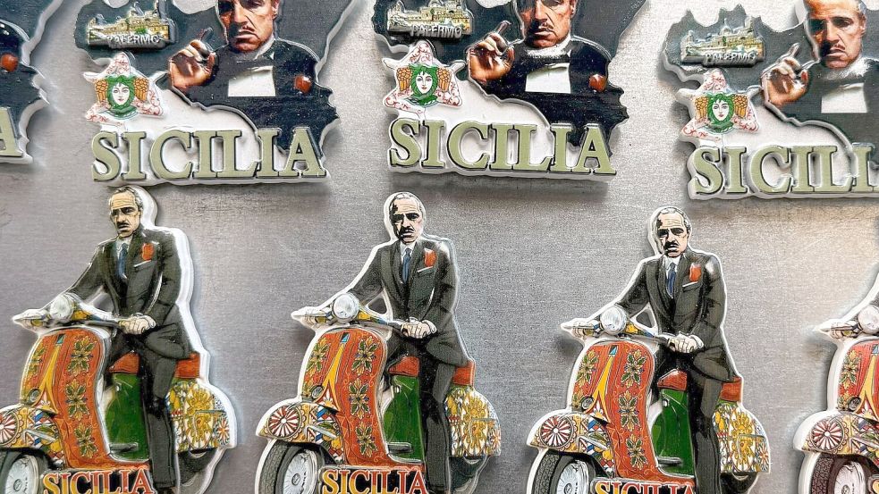 Mafia-Souvenirs sind in Palermo überall zu kaufen. (Archivbild) Foto: Christoph Sator/dpa
