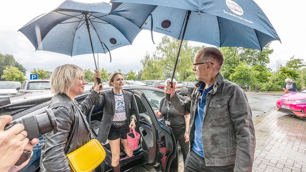 Alex Siemen (links) war bei der Goldenen Kamera VIP-Zuständige und half Hollywoodstars auf dem roten Teppich. In Emden begleitete sie Christoph Maria Hebrst (von rechts) und Mala Emde bei der feierlichen Eröffnung des 36. Internationalen Filmfests Emden-Norderney. Foto: Klaus Ortgies