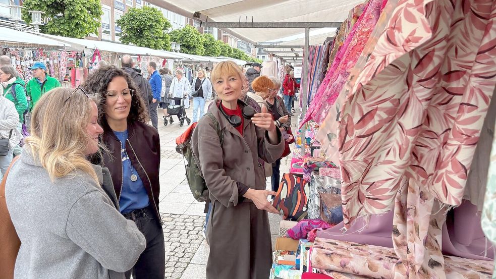 Rund 50 Stände mit bunten Stoffen und mehr laden auf dem Auricher Marktplatz zum Schnüstern ein. Foto: Matthias Hippen