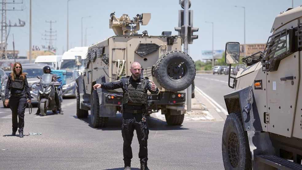 Einsatzkräfte der Polizei am Ort eines Anschlags in Israel. Foto: Ariel Schalit