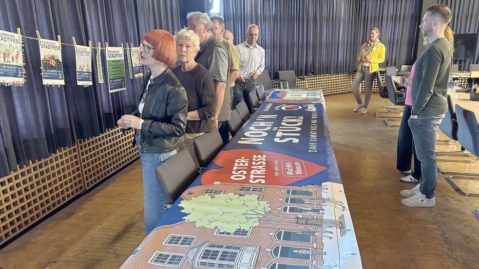 Die Mitglieder des Auricher Stadtmarketing-Ausschusses durften auch je eine Stimme bei der Wahl des diesjährigen Stadtfestplakatentwurfs abgeben. Foto: Karin Böhmer