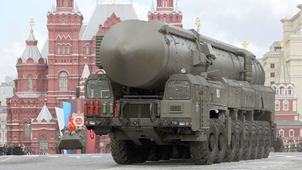 Russland zeigt in Sachen Atomwaffen die Muskeln: Hier rollt eine strategische Atomrakete vom Typ Topol-M bei einer Militärparade durch Moskau. (Archivbild) Foto: Yuri Kochetkov/epa/dpa