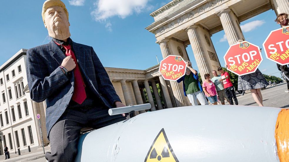 Friedensorganisationen demonstrieren im April in Berlin für eine Welt ohne Atomwaffen - und gegen ein Wettrüsten zwischen den USA und Russland. (Archivbild) Foto: Fabian Sommer