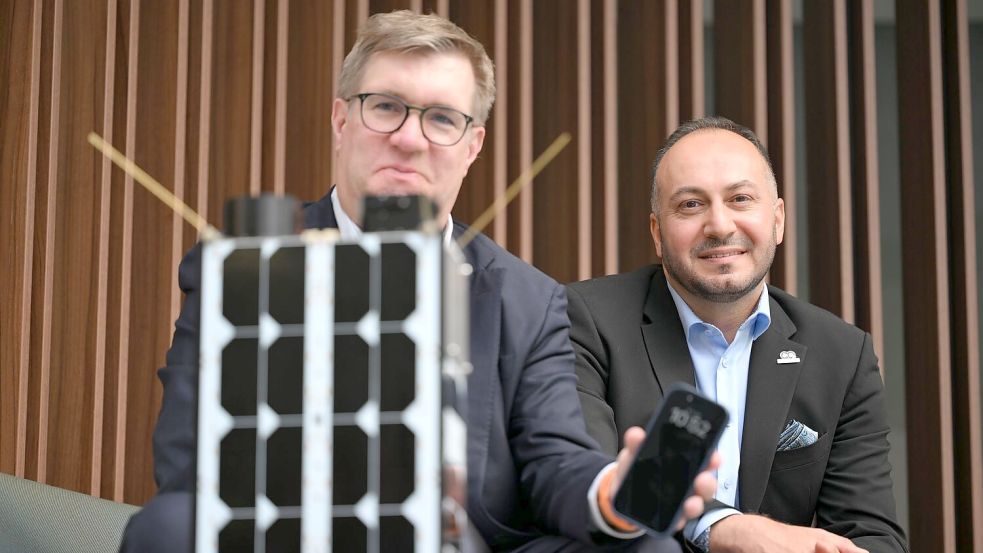 O2-Manager Jörg Kablitz und OQ-Chef Omar Qaise hoffen auf gute Verbindungen mit dem Weltall. Foto: Wolf von Dewitz/dpa