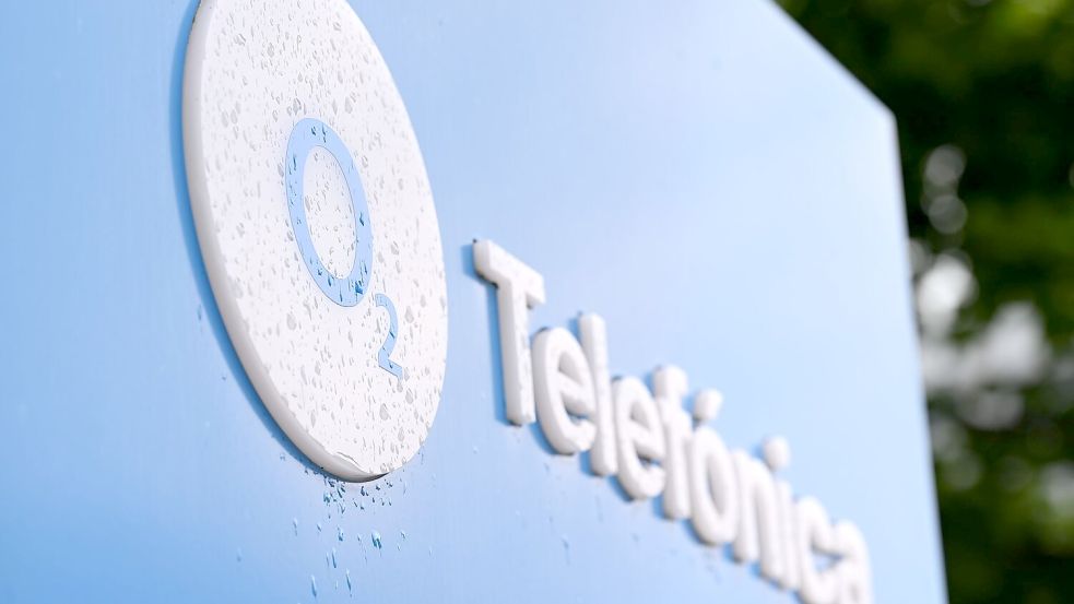 O2-Logo am Düsseldorfer Standort des Telekommunikationsanbieters - dort war bis 2014 die E-Plus-Zentrale. Foto: Wolf von Dewitz/dpa