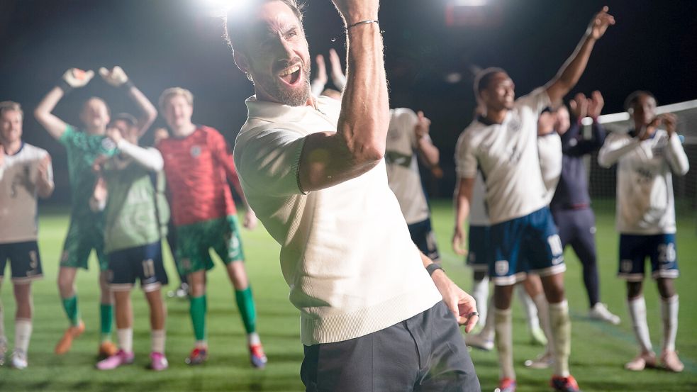 Mit Gareth Southgate (gespielt von Joseph Fiennes, vorne) als Trainer feiert die englische Nationalmannschaft endlich wieder Erfolge. Foto: Dan Fearnan