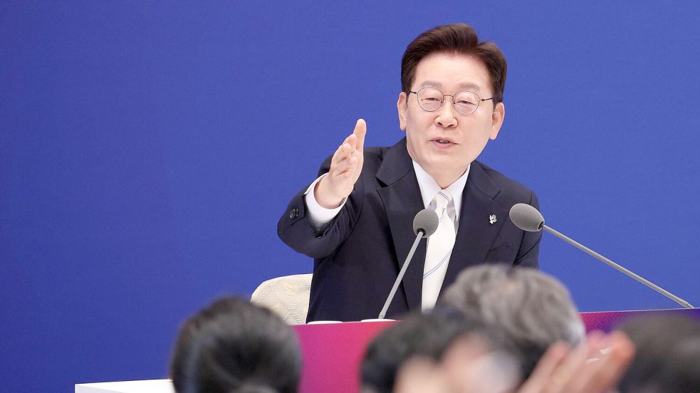 Bei seiner Pressekonferenz zum 1. Jahrestag seiner Amtseinführung äußerte sich Südkoreas Präsident Lee Jae Myung zum Skandal rund um die kürzlich abgehaltenen Regionalwahlen im Land. Foto: -/YNA/dpa