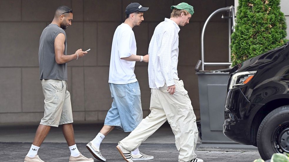 Jonathan Tah, Kai Havertz und Nick Woltemade gehen in Chicago spazieren. Foto: Federico Gambarini