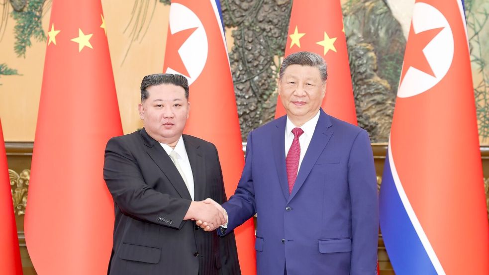 Der nordkoreanische Machthaber Kim Jong Un (l) trifft den chinesischen Präsidenten Xi Jinping in der Großen Halle des Volkes. (Archivfoto) Foto: Huang Jingwen/XinHua/dpa