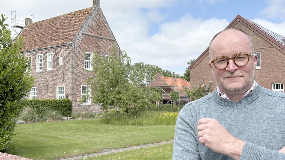 Kai Nilson lebt und arbeitet im zweistöckigen Steinhaus Nesse. Schon einige seiner Vorfahren lebten in der heute 700 Jahre alten einstigen Häuptlingsburg. Foto: Susanne Ullrich