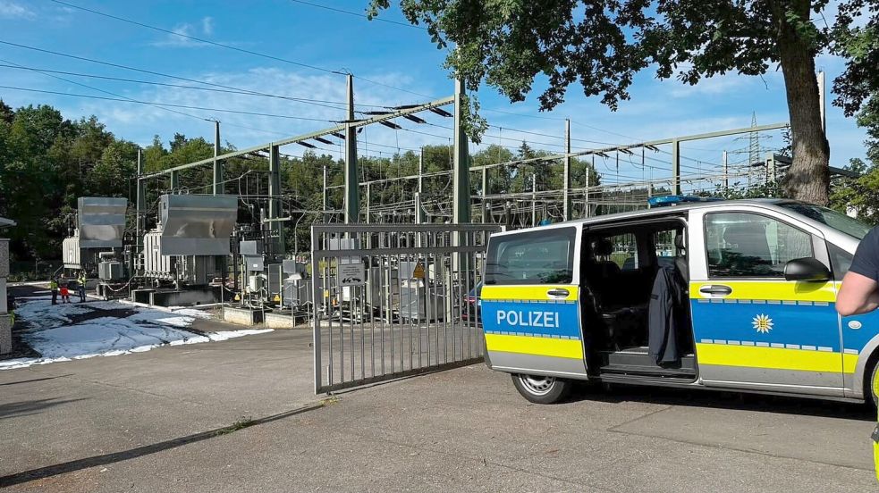 Die Polizei ermittelt nach dem Brand in einem Umspannwerk. Foto: Christoph Schmidt