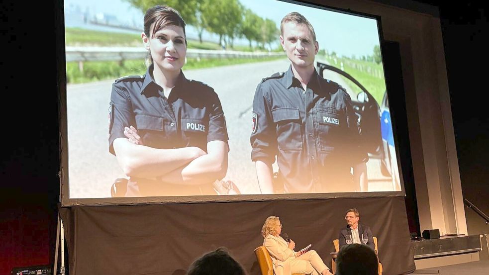 In der ZDF-Krimireihe „Friesland“ spielte Florian Lukas bis 2017 den Polizisten Jens Jensen und lernte dadurch Ostfriesland kennen. Jetzt wurde er in Emden interviewt, weil er den Schauspielpreis bekommt. Foto: Mona Hanssen