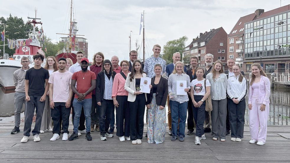 Die Nominierten für den „Ehrensache“-Preis und Jurymitglieder stellten sich gemeinsam für ein Erinnerungsfoto auf. Fotos: Stadt Emden