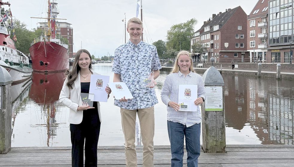 Die Preisträger 2026 sind (von links): Rieke Götemann, Sönke Duits und Beke Folkerts. Foto: Stadt Emden