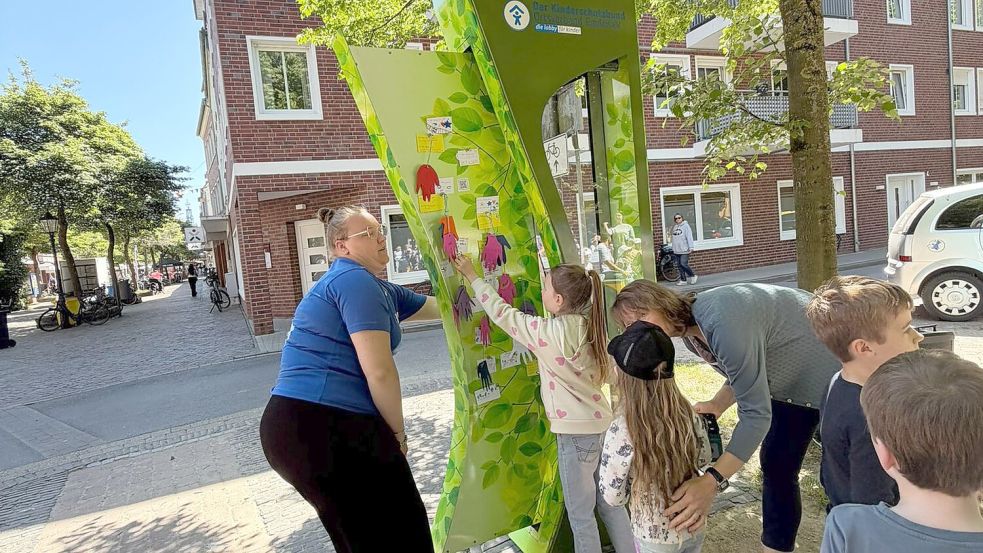 Viele Zettel wurden an den Baum geheftet. Foto: privat