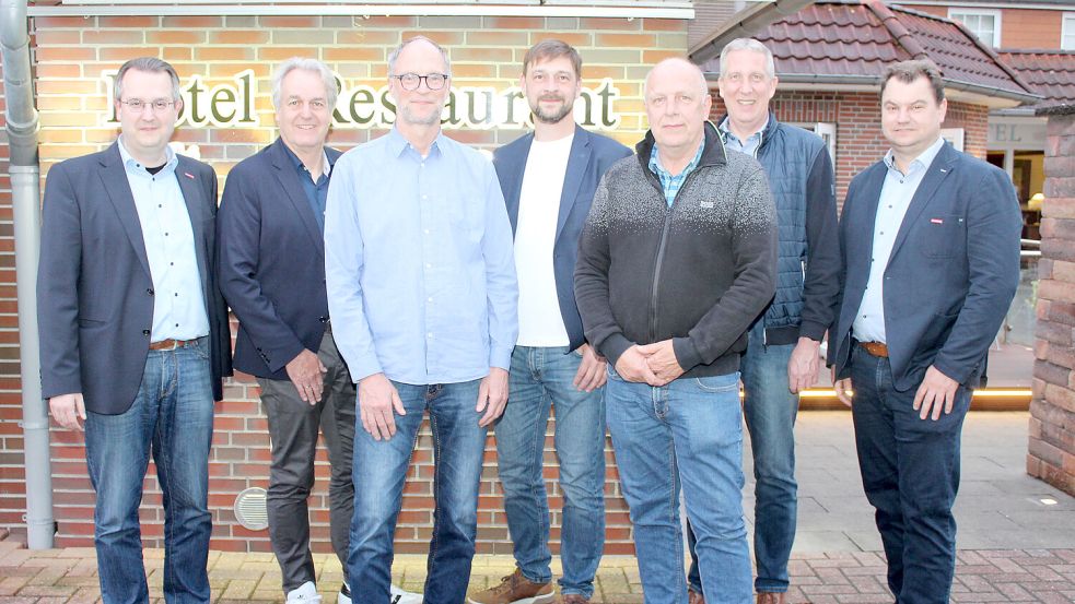Den neu gewählten Vorstand der Kreishandwerkerschaft Leer/Wittmund bilden (von links): Thomas Dreesmann (Geschäftsführer), Kreishandwerksmeister Heiner Heijen sowie die Obermeister Uwe Janßen, Alexander Nannen, Wilhelm Eden, Jan-Ulfert Claassen und Markus Leggedör. Es fehlt Uwe Tellkamp. Foto: Handwerkskammer/Jacqueline Stöppel