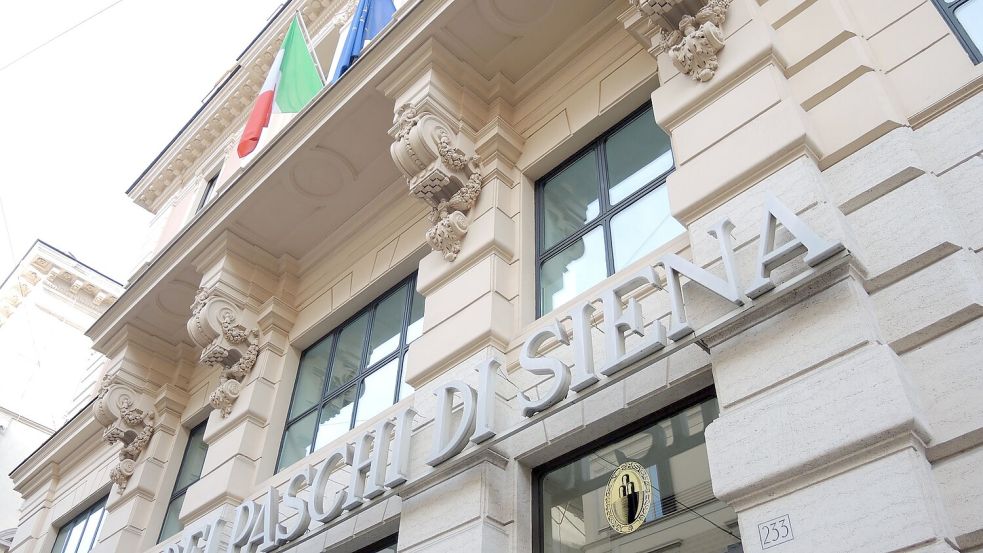 Um die einstige Krisenbank, die vor neun Jahren vom italienischen Staat vor dem Untergang gerettet worden war, kündigt sich ein Bieterkampf an. (Archivbild) Foto: Lena Klimkeit/dpa