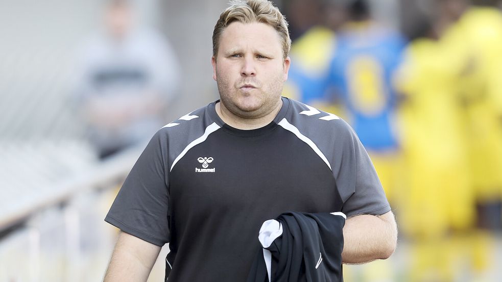 Jan-Niklas Eickels ist nächste Saison kein Trainer mehr von Germania Leer. Er soll abgelöst werden. Foto: Jens Doden / Emden