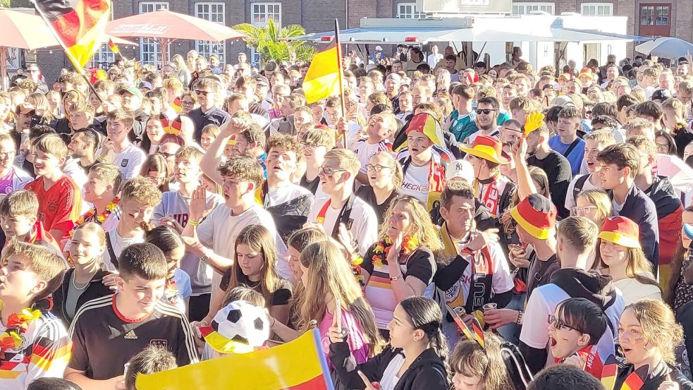 Fans beim Public Viewing 2024 in Leer. Auch dieses Jahr hoffen alle auf ein Sommermärchen. Foto: Bodo Wolters