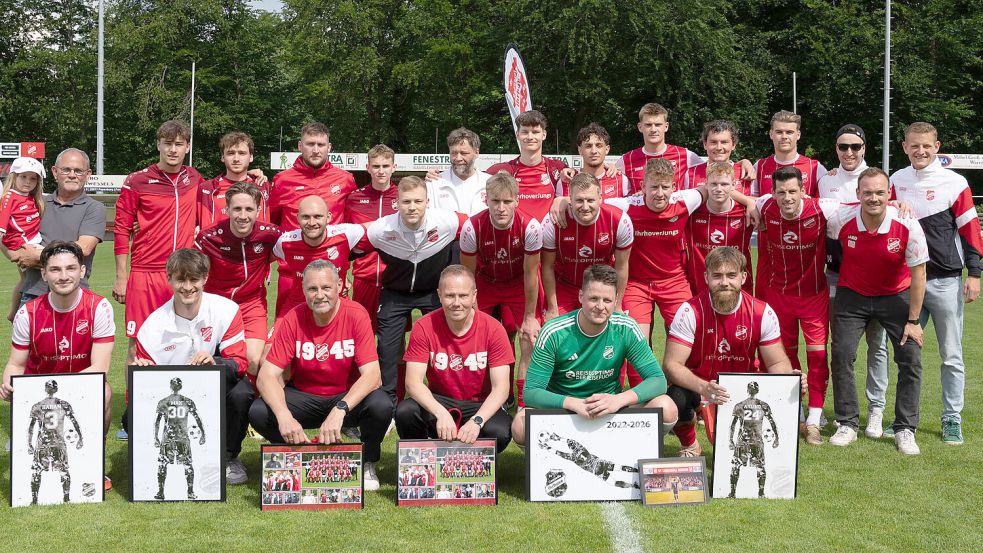 Einige Verabschiedungen standen vor dem Spiel an. Die Mannschaft posierte mit den Spielern und den Trainern, die ihr letztes Spiel für die Concordia machten (alle erste Reihe). Foto: Heiner Lohmann