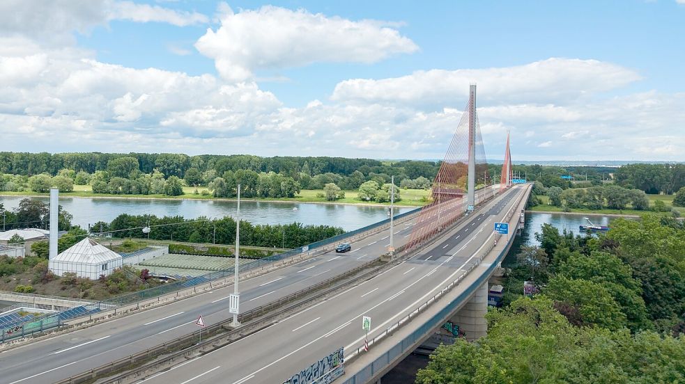 Die Bonner Rheinbrücke bleibt vorerst gesperrt - aber man kann näher an sie ran fahren. (Archivbild) Foto: Benjamin Westhoff