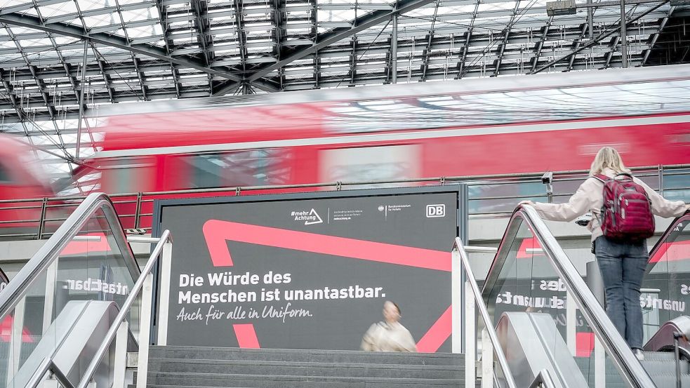 Die Zahl der Angriffe auf Bahnbeschäftigte ist innerhalb eines Jahres gestiegen. Jetzt gibt es eine Respekt-Kampagne. (Archivbild) Foto: Kay Nietfeld/dpa