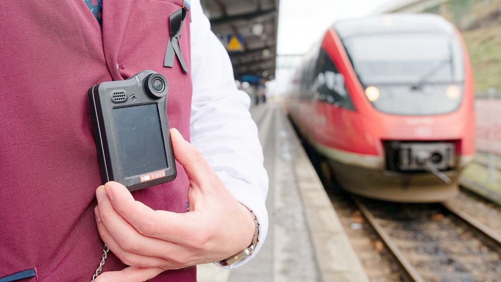 Die Bodycams der Bahn-Beschäftigten zeichnen nur Bildmaterial auf. Die Bahn hofft, dass die gesetzlichen Voraussetzungen auch für eine Tonaufzeichnung geschaffen werden. (Archivbild) Foto: Uwe Anspach