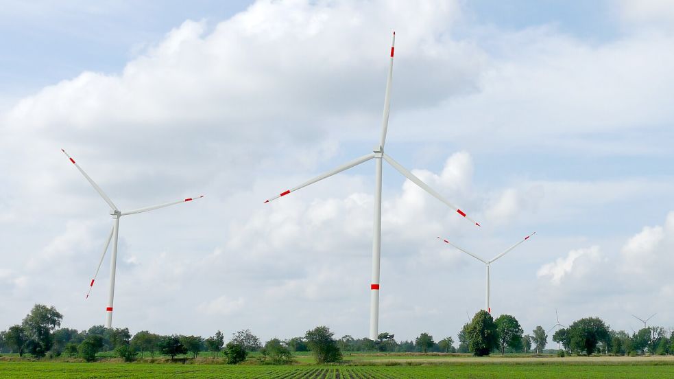 So sollen die geplanten Windkraftanlagen in Uplengen aussehen. Fotomontage: Enova/Archiv
