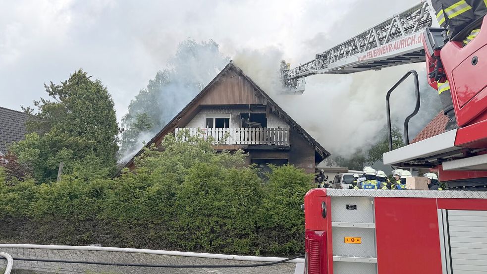 Mit einer Drehleiter bekämpfte die Feuerwehr den Brand von außen. Foto: Feuerwehr Aurich