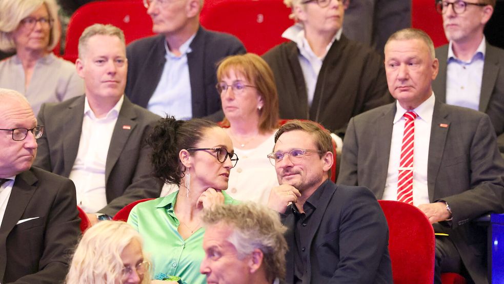 Der Schauspieler Florian Lukas mit seiner Frau Nora bei der Preisverleihungsgala im Festspielhaus. Er erhielt den Schauspielpreis. Fotos: Jens Doden