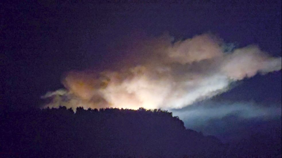 Der Brand ist auch aus weiter Ferne zu sehen. Foto: Jens Balcerek/Stadtwerke Reutlin