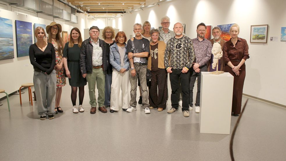 Die Bilder hängen, die Skulpturen stehen an den vorgesehenen Plätzen: Die Auricher Kunstschaffenden freuen sich auf die Ausstellung in der Kunstschule. Foto: Günther Niet