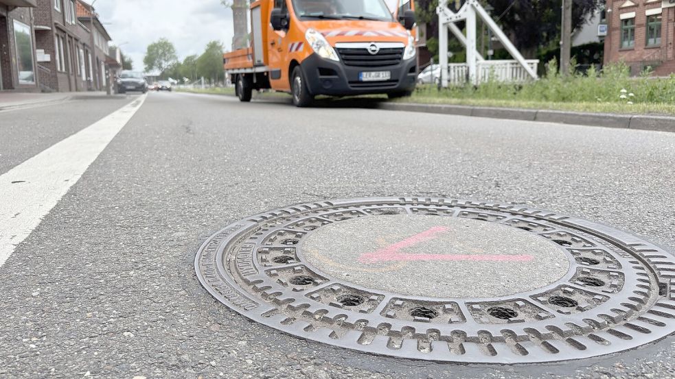 Die Kanalschachtabdeckungen auf der Fahrbahn des Untenendes in Fahrtrichtung Ostrhauderfehn werden erneuert. Foto: Marion Janßen