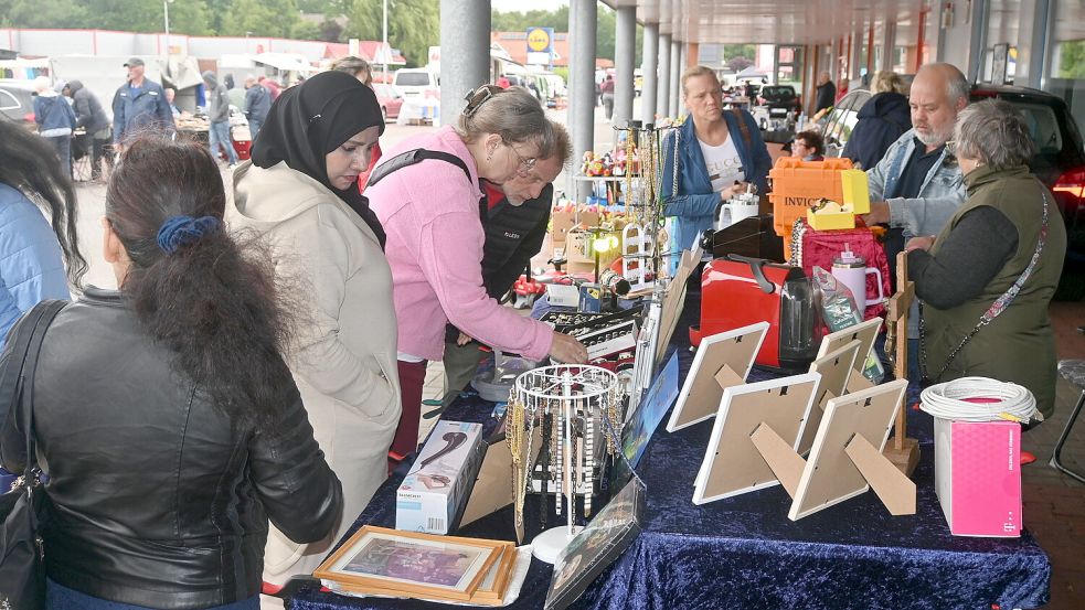 Gut besucht war der Flohmarkt in Idafehn. Foto: Holger Weers