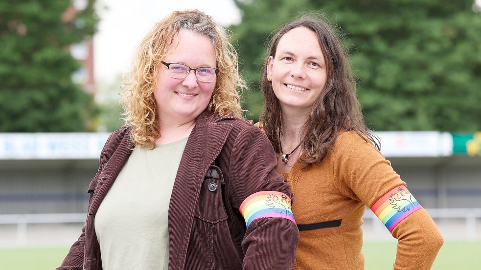 Sonja Gosch (links) und Darinka Herrmann setzen sich in Emden seit Jahren mit Mahnwachen, Kundgebungen und Demos für die Demokratie ein. Jetzt sind sie die neuen Schirmherrinnen des CSD in Emden. Fotos: Jens Doden