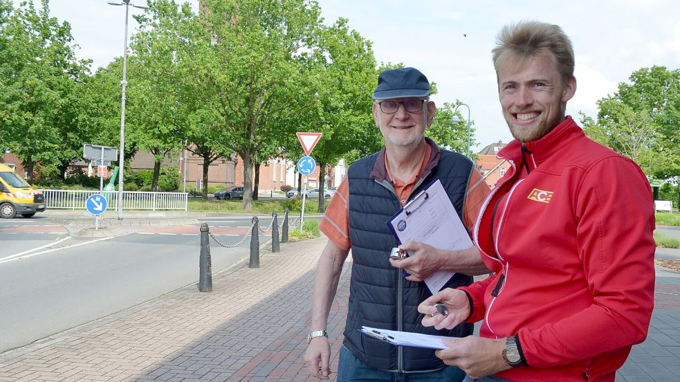 Ulrich Benedix (links) vom ACE Ostfriesland und ACE-Regionalbeauftragter Felix Tiemann zählten am Mittwoch, wie viele Autofahrer, die den Kreisverkehr am Rhauderfehner Untenende passierten, während der Fahrt das Handy bedienten. Foto: Astrid Fertig