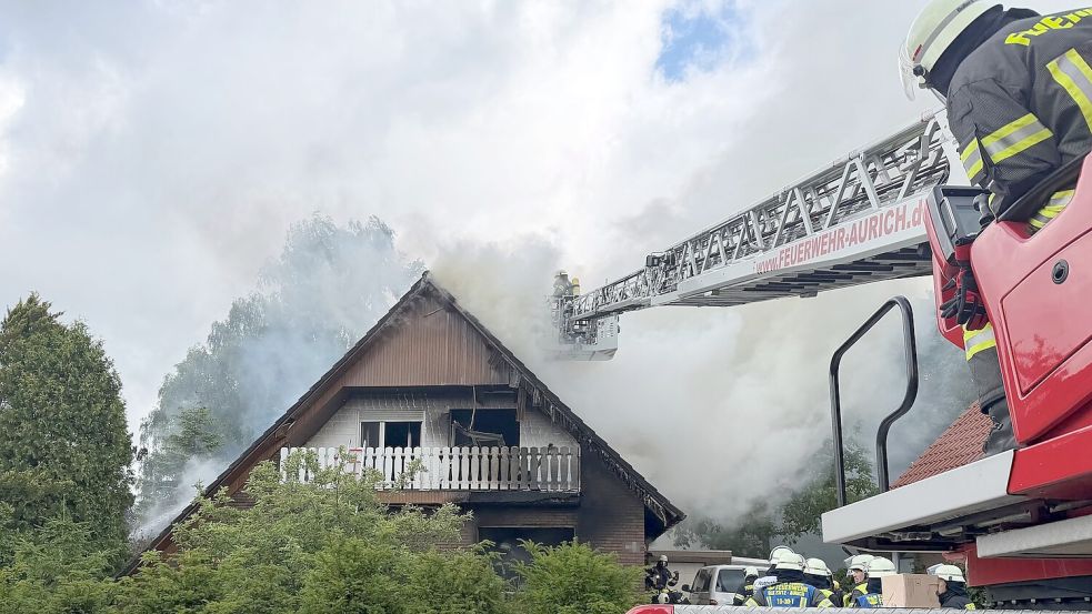Mit einer Drehleiter bekämpfte die Feuerwehr den Brand von außen. Foto: Feuerwehr Aurich