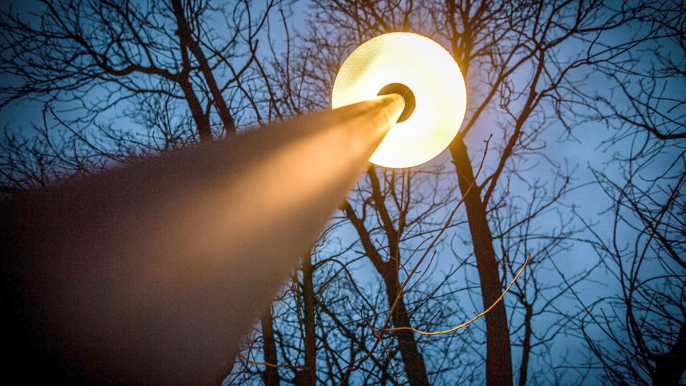 Die Straßenbeleuchtung wird derzeit an vielen Orten umgerüstet. Symbolfoto: Klaus Ortgies/Archiv