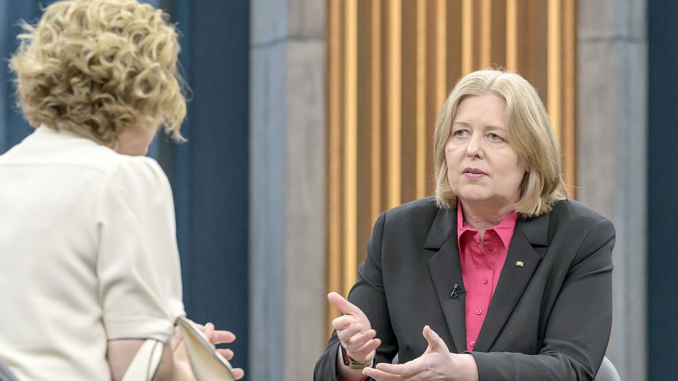 In der Talkshow von Caren Miosga gestand Bundesarbeitsministerin Bärbel Bas (rechts, SPD), dass sie sich auf dem Motorrad nicht immer an die Straßenverkehrsordnung hält. Foto: IMAGO/HMB-Media